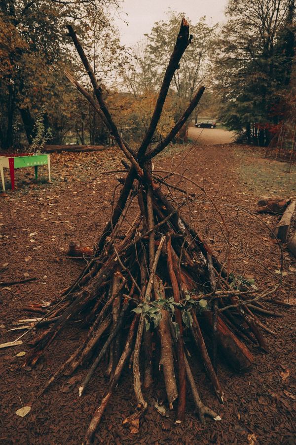 Aufgeschichtete Äste als Tipi auf dem herbstlichen Gelände